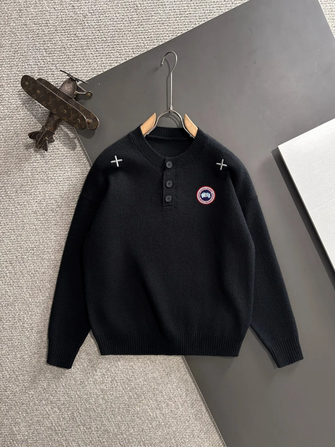 Next day shipping P360 Big Goose 2025 official website latest winter sweater, popular items are on sale at the counter simultaneously! Specially made of wool blended fabric. It feels comfortable and can be directly in contact with the skin. The logo badge is exquisitely embroidered, which is extremely eye-catching! The details highlight the fashionable charm of big brands. Exquisite workmanship. Three-dimensional cutting style. The wearing effect is invincible and handsome! All three standards are complete! Size: M-2XL